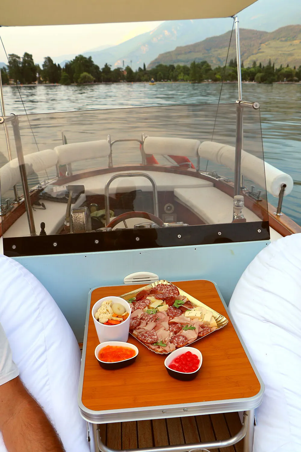 Aperitivo a bordo con vista sul Lago di Garda