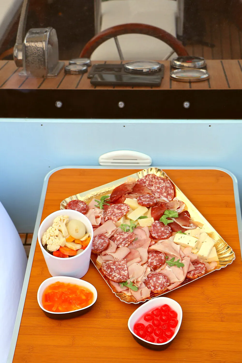 Tagliere con fichi per l'aperitivo in barca sul Garda