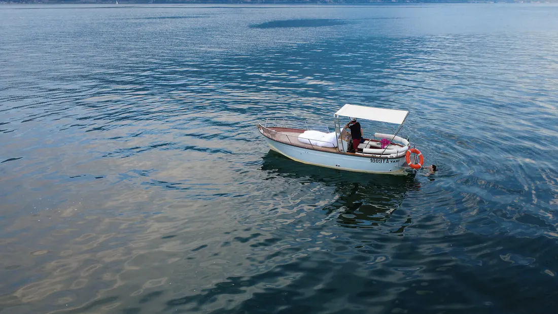 Barca sul Lago di Garda vista dal drone con un bagno nel lago