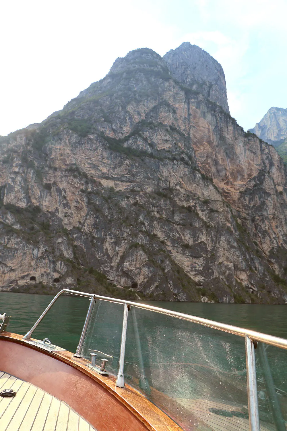 Pareti rocciose del Ponale sul Lago di Garda in barca