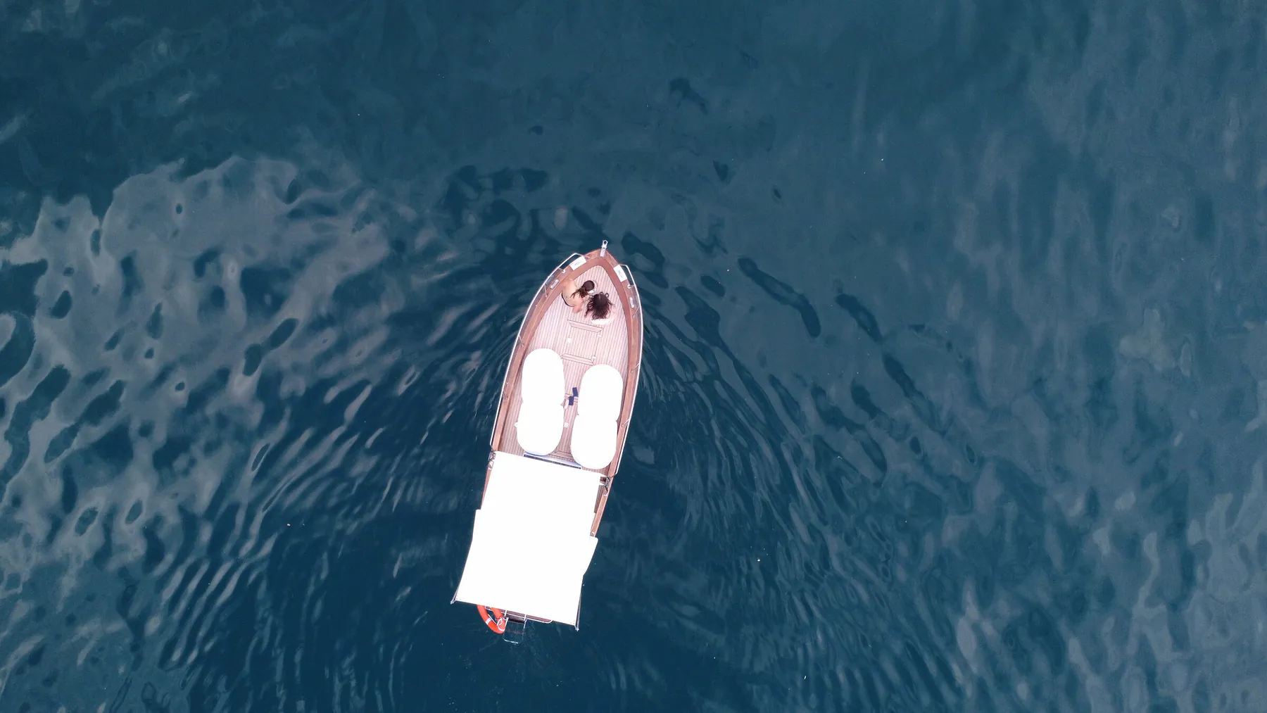 Giro in barca in legno sul Lago di Garda visto dal drone, da Riva del Garda