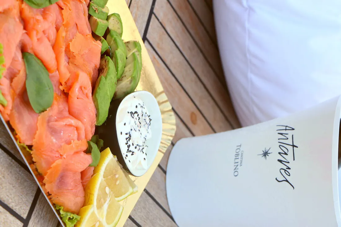 Tagliere di salmone per l'aperitivo in barca sul Garda