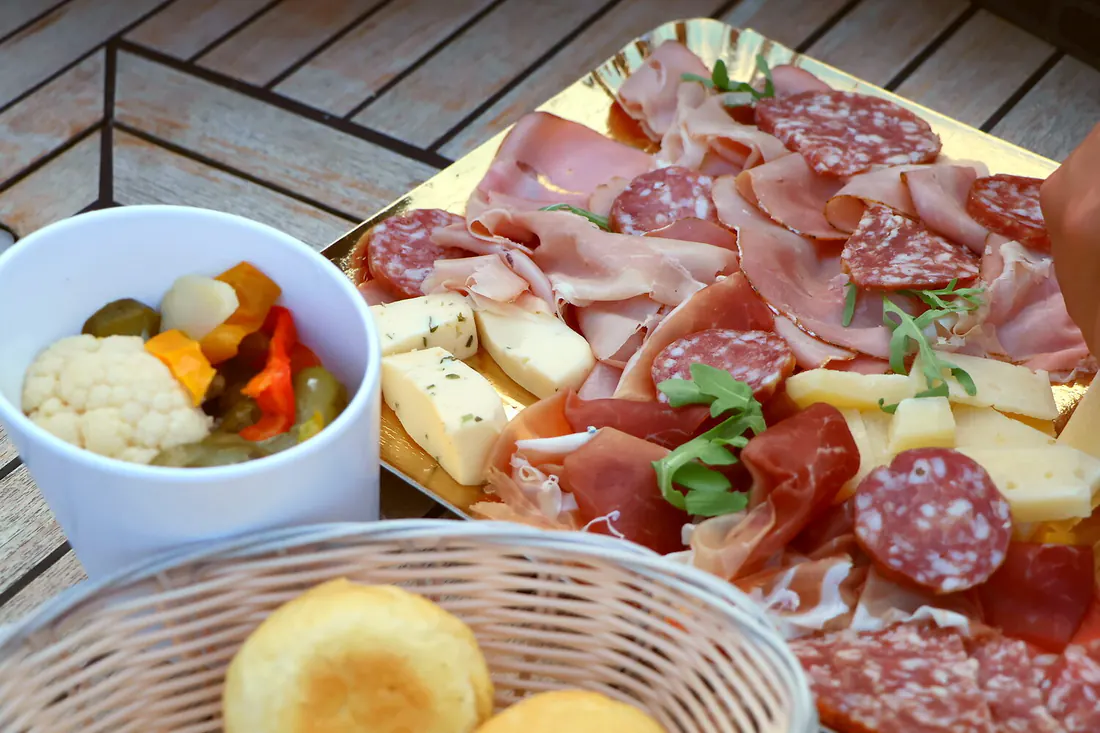 Tagliere di salumi e formaggi in barca sul Lago di Garda